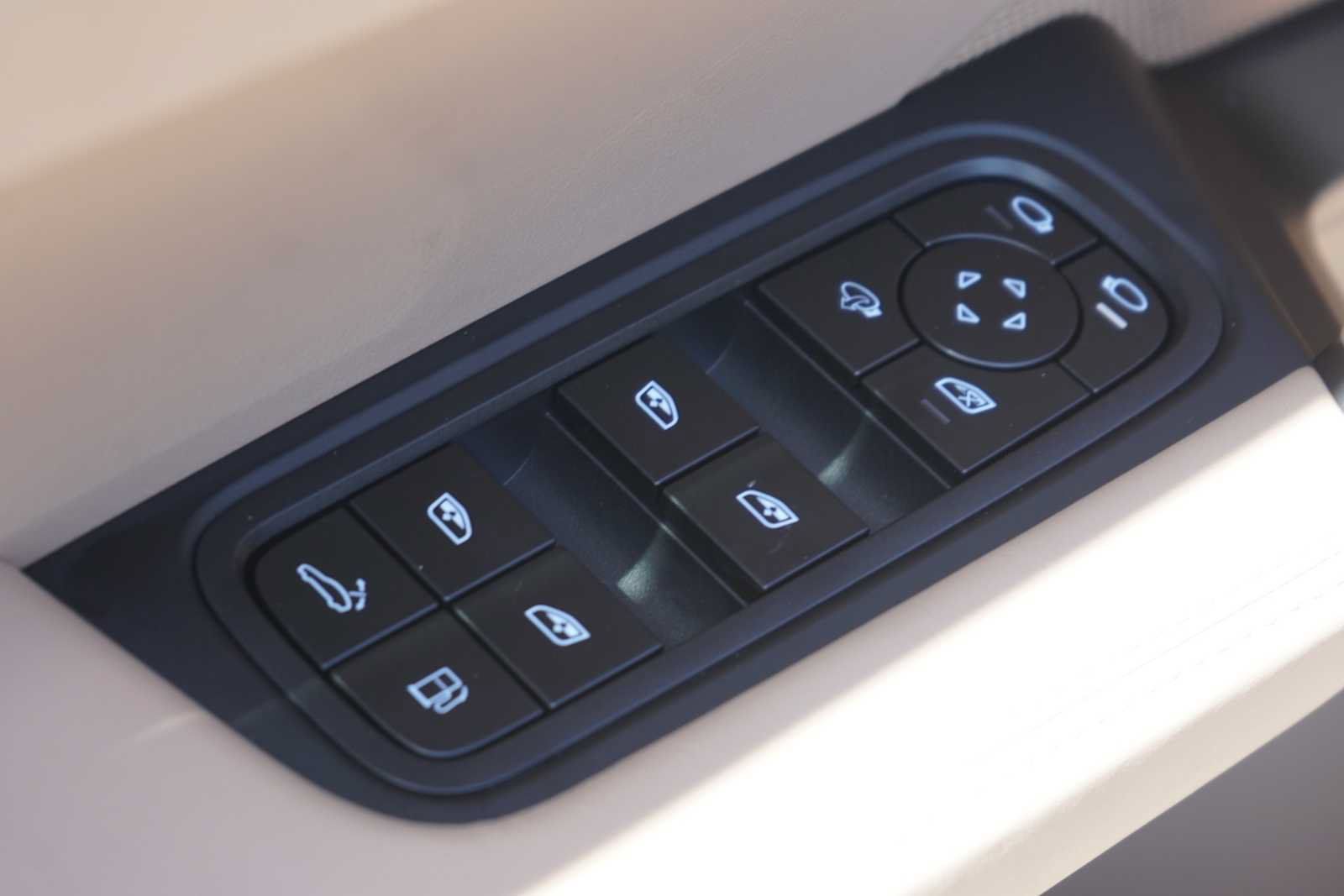Used 2025 Porsche Cayenne S AWD/4WD image 17
