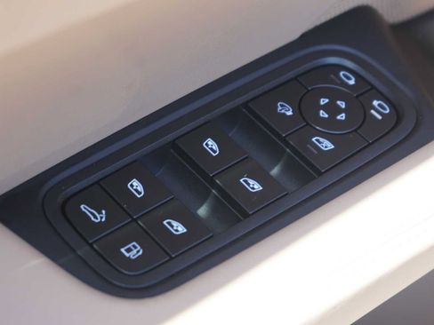 Used 2025 Porsche Cayenne S AWD/4WD image 17