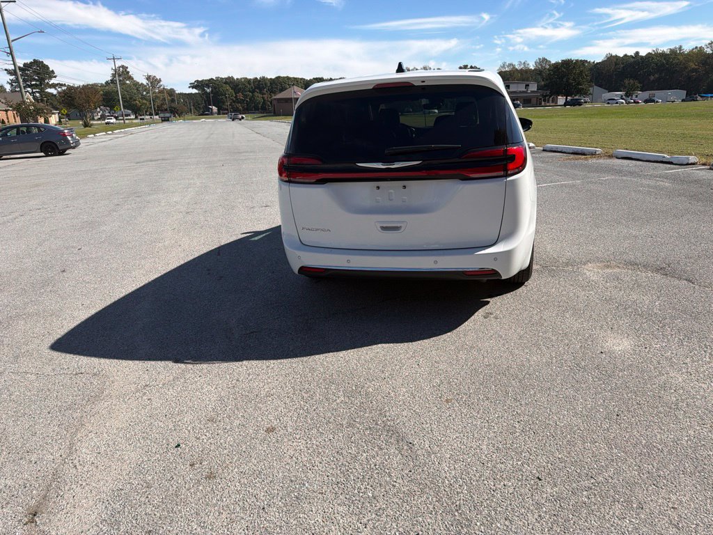 Used 2025 Chrysler Pacifica Select FWD image 6