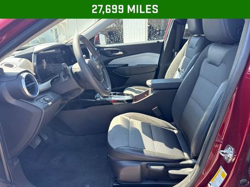 Used 2025 Chevrolet Trax LT FWD image 4