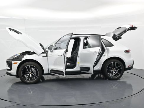 Certified 2025 Porsche Macan AWD/4WD image 23