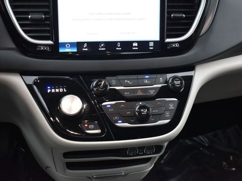 Used 2023 Chrysler Pacifica Touring-L FWD image 18