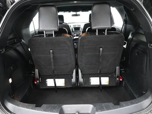 Used 2018 Ford Explorer XLT w/ Equipment Group 202A FWD image 31