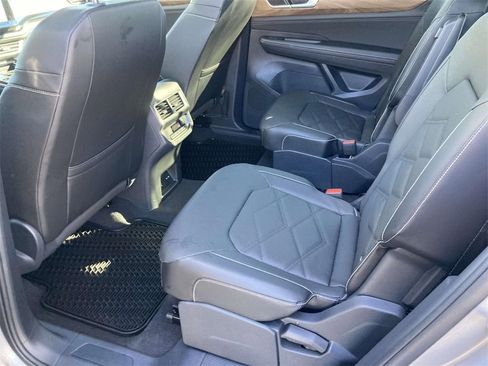 Used 2024 Volkswagen Atlas SE w/ Panoramic Sunroof Package image 9