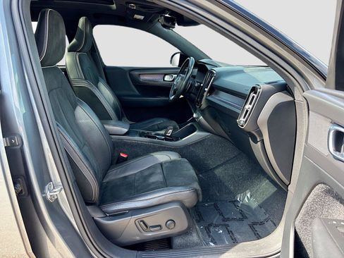 Used 2019 Volvo XC40 T4 R-Design FWD image 28