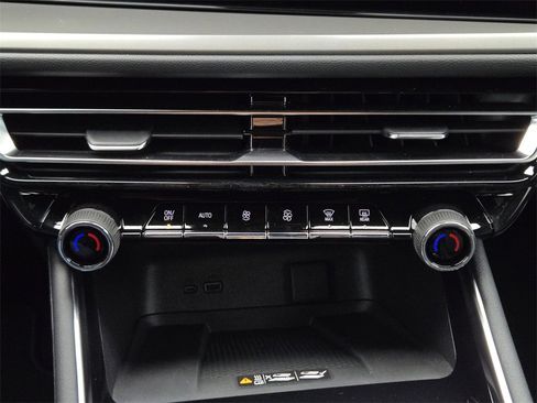 New 2026 Chevrolet Traverse LT image 10