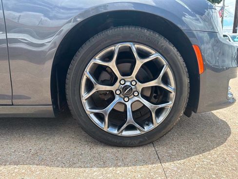 Used 2018 Chrysler 300 S w/ 300S Premium Group RWD image 12