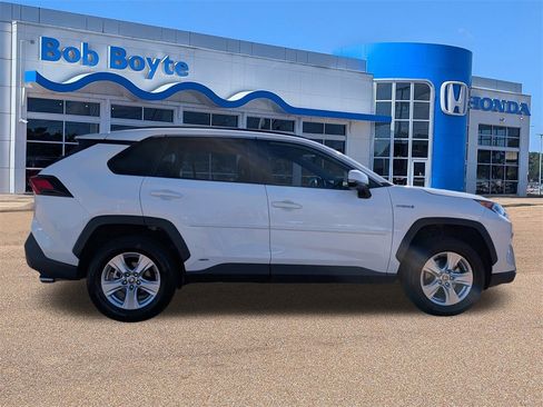 Used 2021 Toyota RAV4 XLE image 6