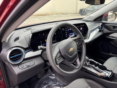 Used 2025 Chevrolet Trax LT image 34