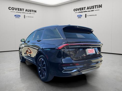 Used 2024 Lincoln Nautilus Reserve image 3