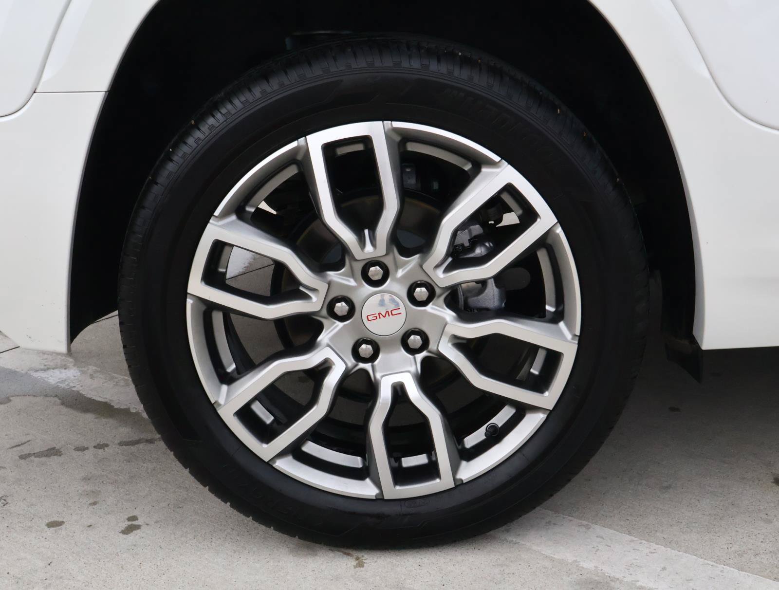 Used 2024 GMC Terrain Denali w/ Denali Premium Package AWD/4WD image 8