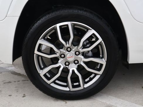 Used 2024 GMC Terrain Denali w/ Denali Premium Package AWD/4WD image 8