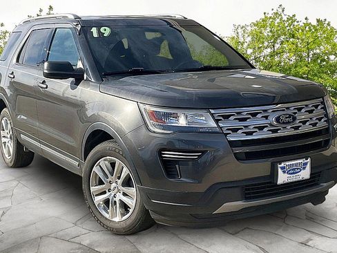 Used 2019 Ford Explorer XLT FWD image 3