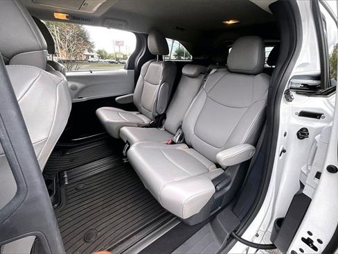 Used 2025 Toyota Sienna XLE image 19