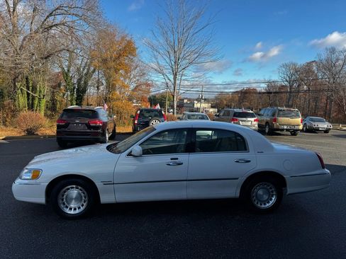 Used 2001 Lincoln Town Car Executive image 3