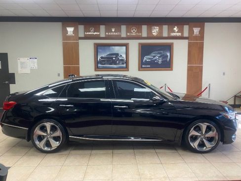 Used 2018 Honda Accord Touring image 5