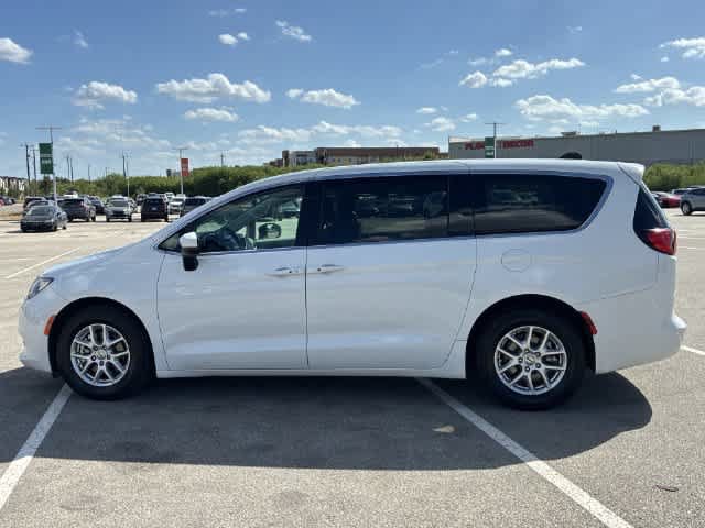 Used 2023 Chrysler Voyager LX FWD image 3