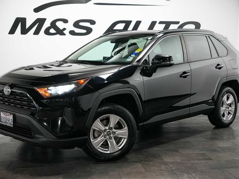 Used 2021 Toyota RAV4 LE AWD/4WD image 2