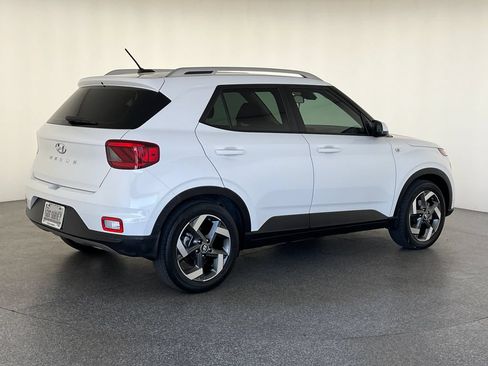 Used 2023 Hyundai Venue SEL FWD image 3