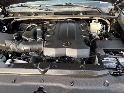 Used 2018 Toyota 4Runner SR5 AWD/4WD image 9