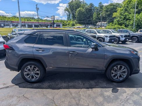 Used 2022 Toyota RAV4 XLE Premium AWD/4WD image 9
