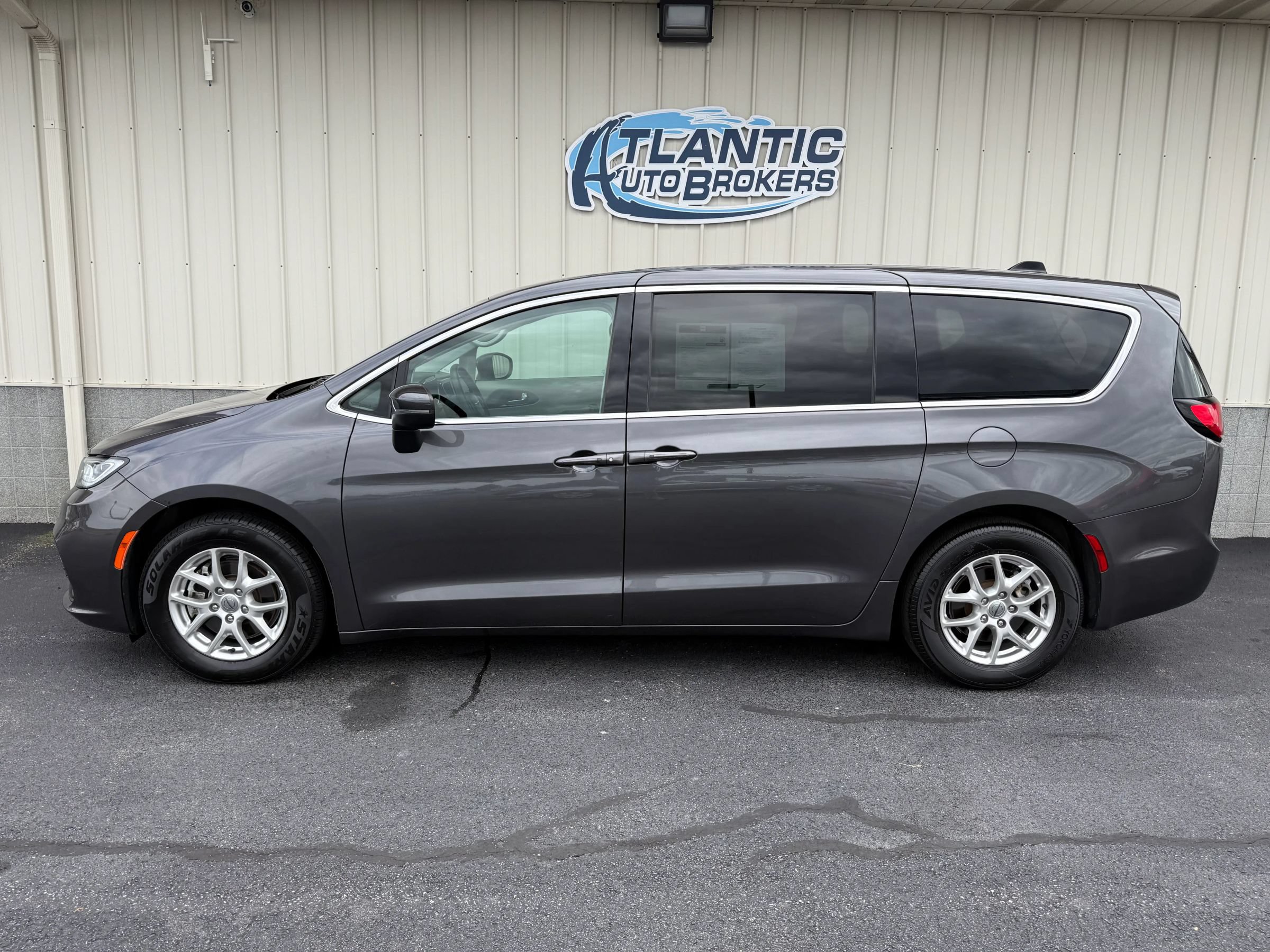 Used 2023 Chrysler Pacifica Touring-L FWD image 2