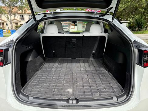 Used 2022 Tesla Model Y Long Range image 24