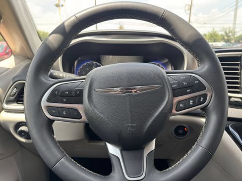 Used 2023 Chrysler Pacifica Touring-L FWD image 29