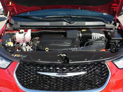 Used 2025 Chrysler Pacifica Select image 25