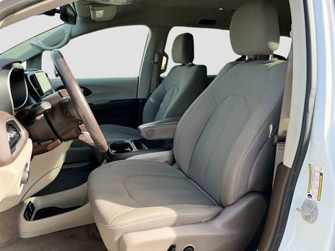 Used 2021 Chrysler Pacifica Touring w/ Cold Weather Group image 18