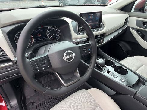Used 2025 Nissan Rogue SV FWD image 16