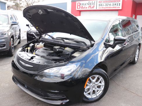 Used 2023 Chrysler Voyager LX image 43