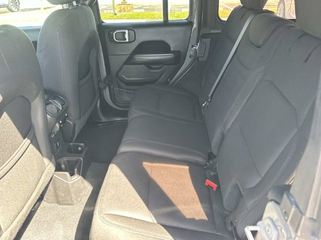 Used 2022 Jeep Wrangler Unlimited Sahara AWD/4WD image 9