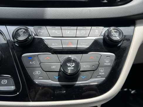 Used 2020 Chrysler Pacifica Touring-L w/ Advanced Safetytec Group FWD image 29