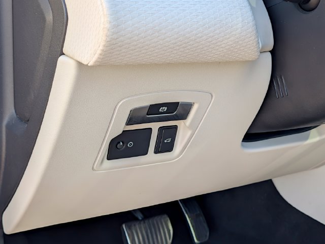 Used 2019 Land Rover Range Rover Velar R-Dynamic SE AWD/4WD image 15