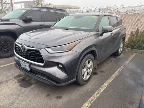 Certified 2021 Toyota Highlander LE image 4