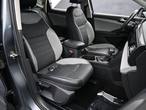 Used 2022 Volkswagen Taos SEL w/ Panoramic Sunroof Package image 46