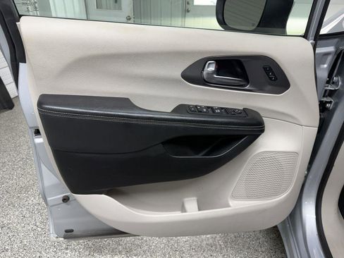 Used 2023 Chrysler Pacifica Touring-L FWD image 24