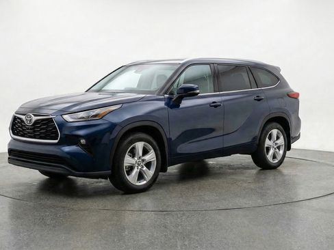 Used 2025 Toyota Highlander LE image 2