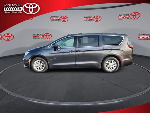 Used 2023 Chrysler Pacifica Touring-L FWD image 5