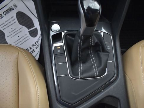 Used 2022 Volkswagen Tiguan SE image 16