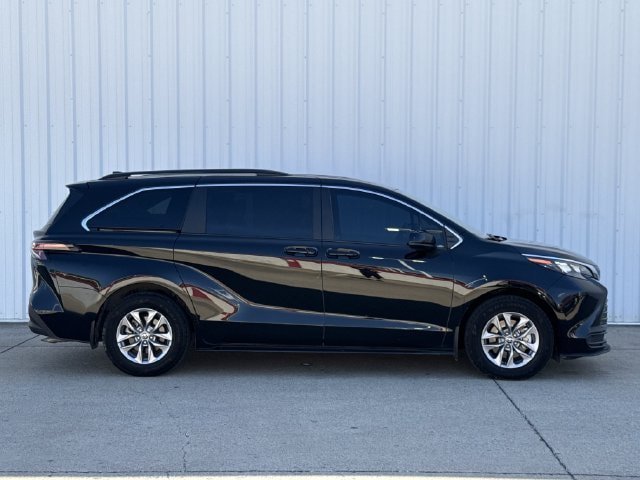 Used 2025 Toyota Sienna LE FWD image 3