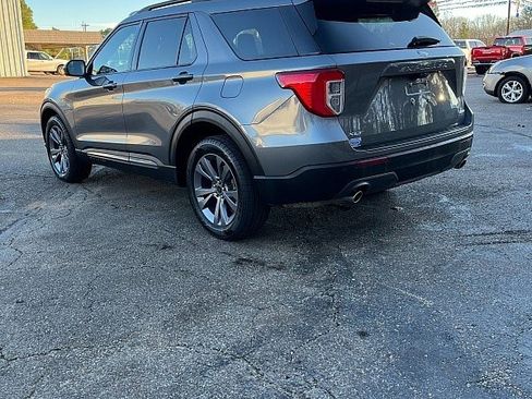 Used 2022 Ford Explorer XLT w/ Equipment Group 202A image 5