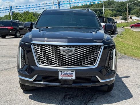 Used 2026 Cadillac Escalade Luxury w/ LPO, Radiant Package AWD/4WD image 9
