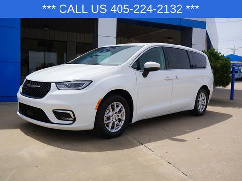 Used 2023 Chrysler Pacifica Touring-L FWD image 1