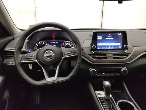 Used 2024 Nissan Altima 2.5 SV image 22