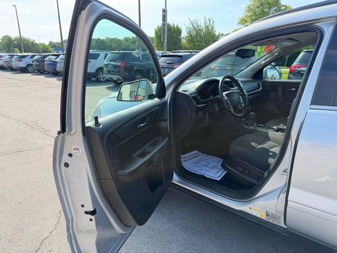 Used 2017 Chevrolet Traverse LT FWD image 15