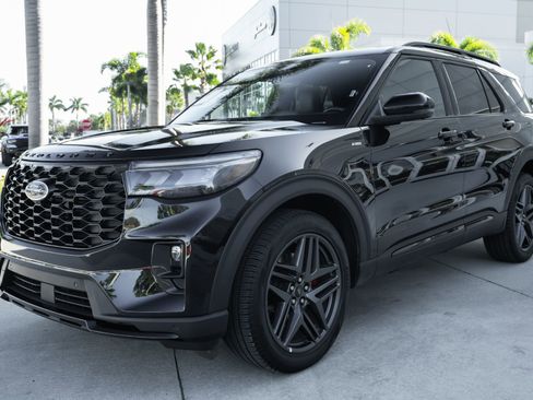 Used 2025 Ford Explorer ST-Line w/ ST-Line Street Pack image 5