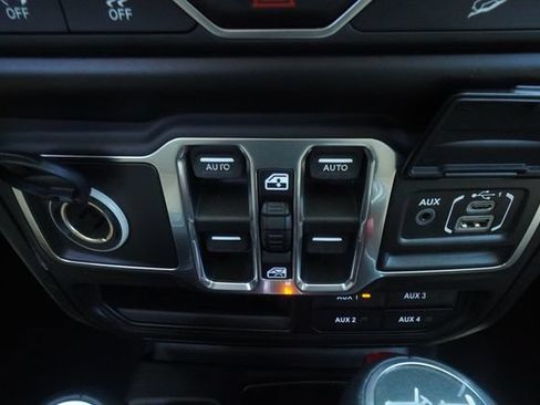 Used 2018 Jeep Wrangler Unlimited Sahara AWD/4WD image 29