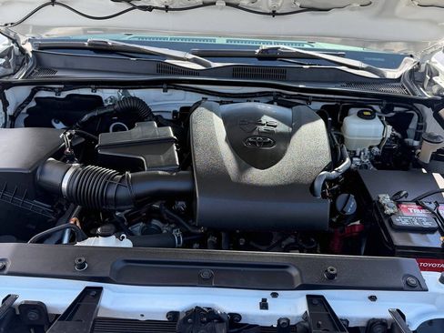 Used 2020 Toyota Tacoma TRD Off-Road w/ Technology Package AWD/4WD image 6